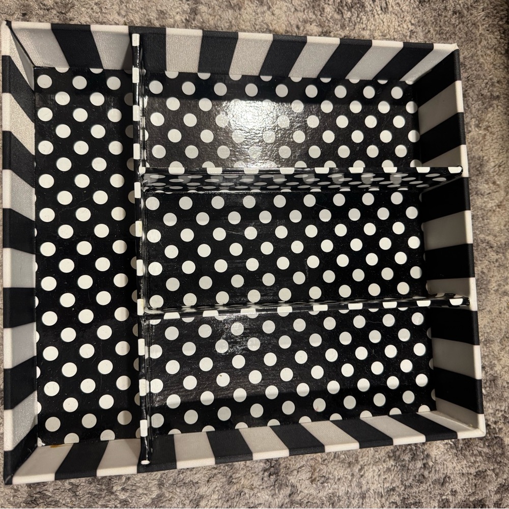 SOHO Beauty Black and White Jewelry Organizer